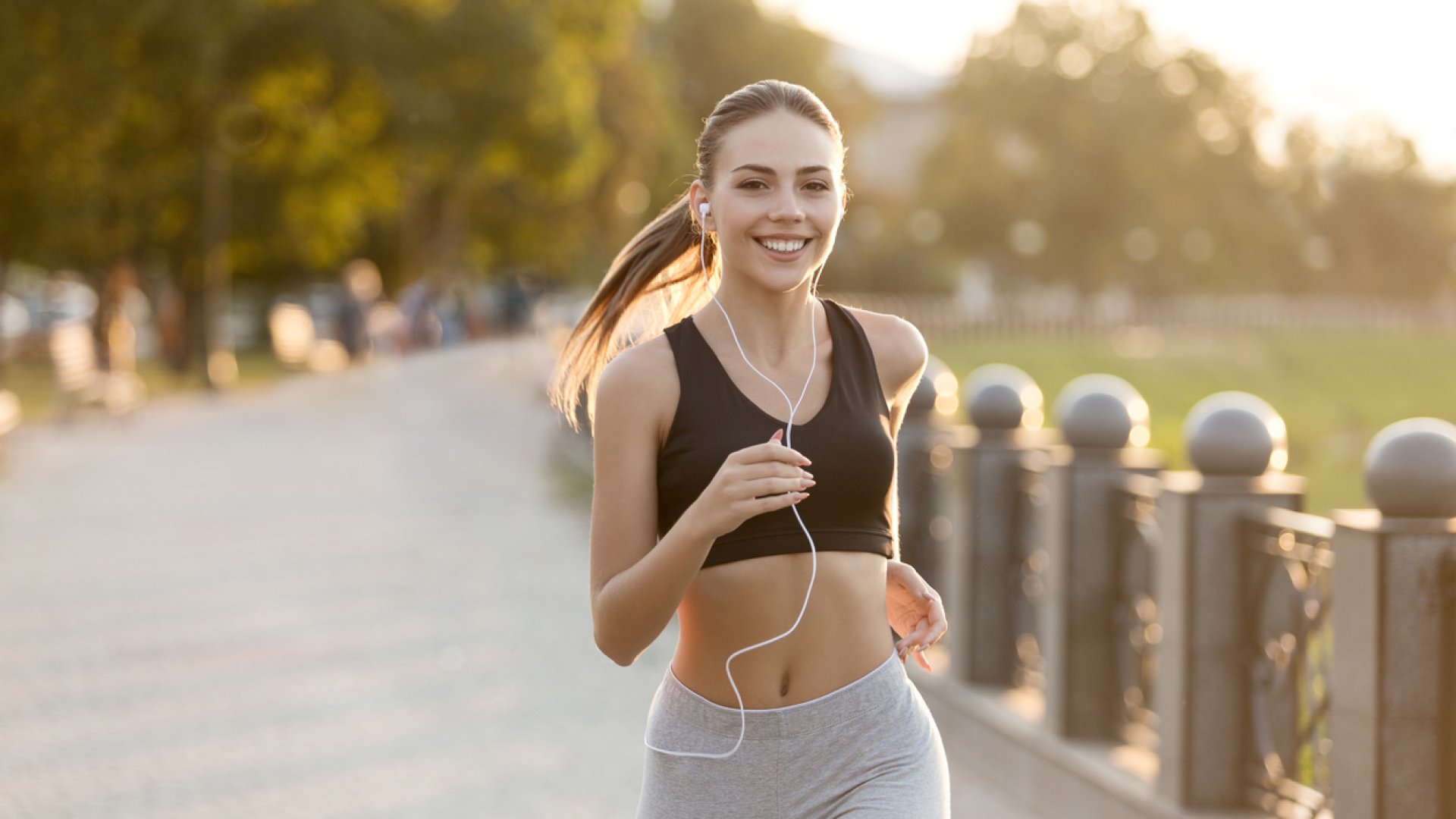 Sportoló súlyemelés közben stabil harapással, Fogimplantátum Budapest témában